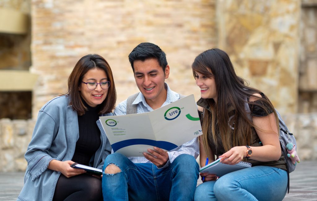 información para estudiantes, estudiantes en patio con carpeta